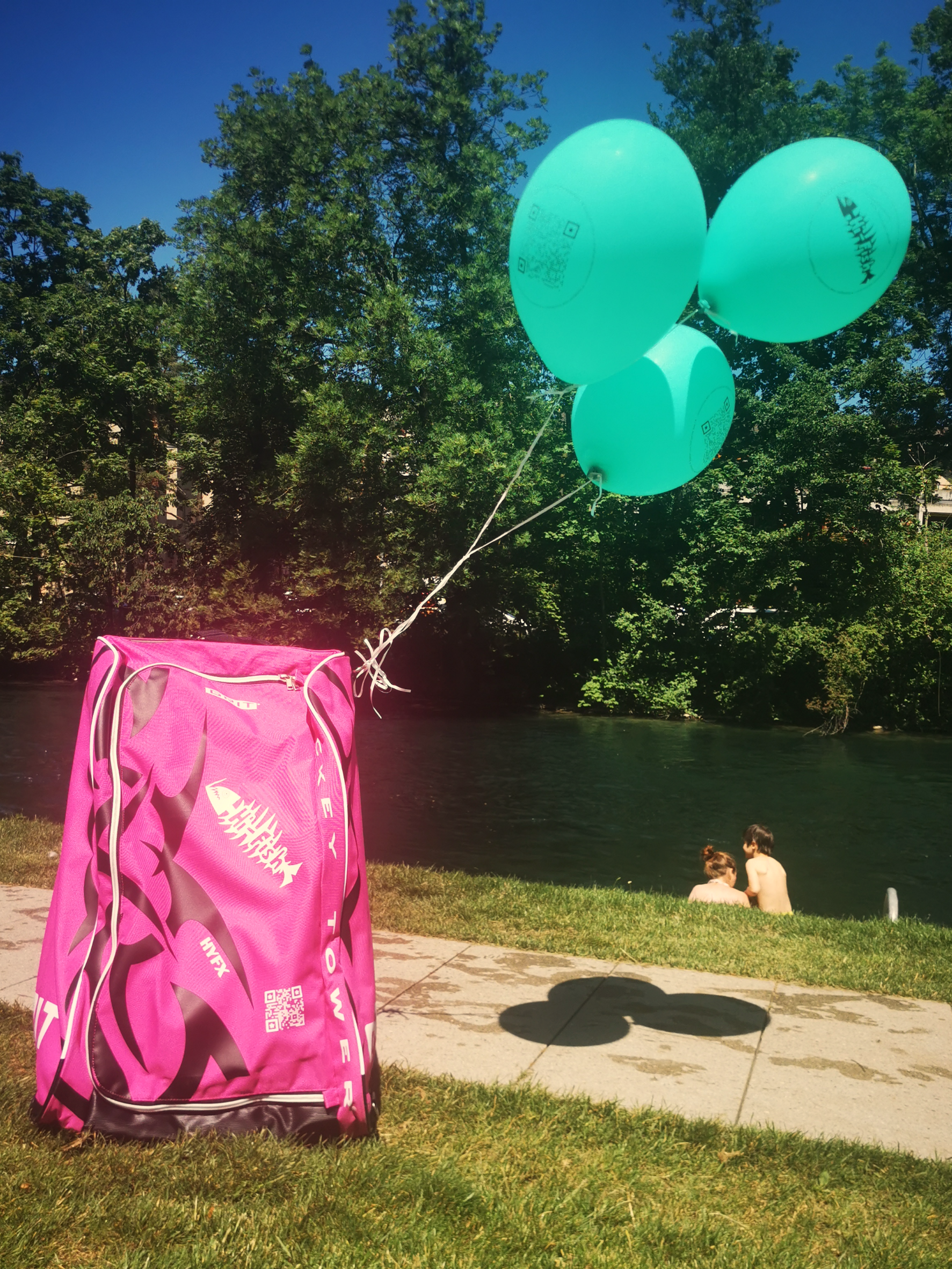 Bild mit Ballonen und Hi-Fish Hockey-Tasche auf Wiese an der Limmat.
