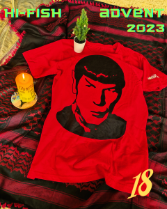 rotes HI-Fish-Spock-T-Shirt auf rotem Arabertuch mit Kerze