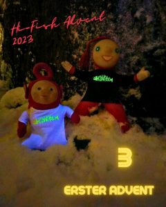 3. Dezember Hi-Fish Adventskalender 2023 Po und Knorrli im Schnee mit Hi-Fish T-Shirts in weiss und schwarz
