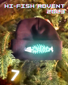Hi-Fish Beanie auf Tannenzweigen Logo leuchtet im Dunkeln 7. Dezember