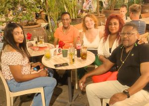 Strassenkaffee mit Tisch und 5 Personen mit Getränken in der Zona Colonial in Santo Domingo Café callejero con mesa y 5 personas con bebidas en la Zona Colonial de Santo Domingo