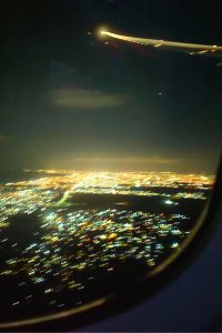 Blick aus dem Flugzeug mit Nachthimmel und Lichter der Stadt Santo Domingo Vista desde el avión con cielo nocturno y luces de la ciudad de Santo Domingo